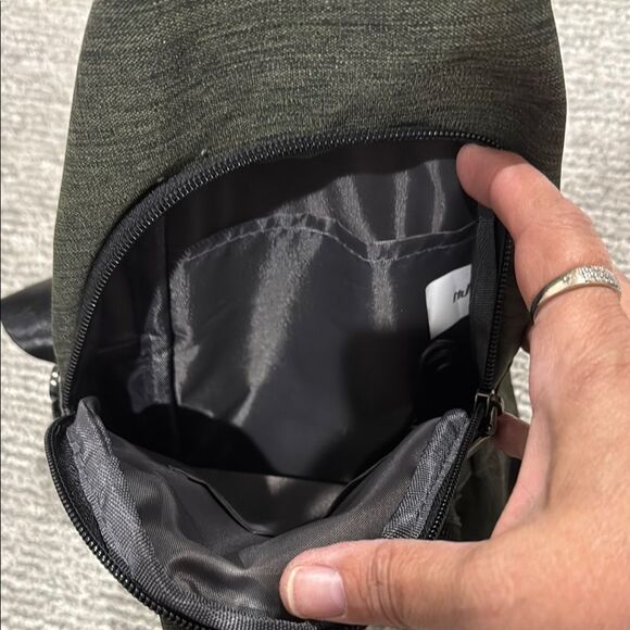 Green Belt Bag with Compact Design and Single Strap - Picture 3 of 3